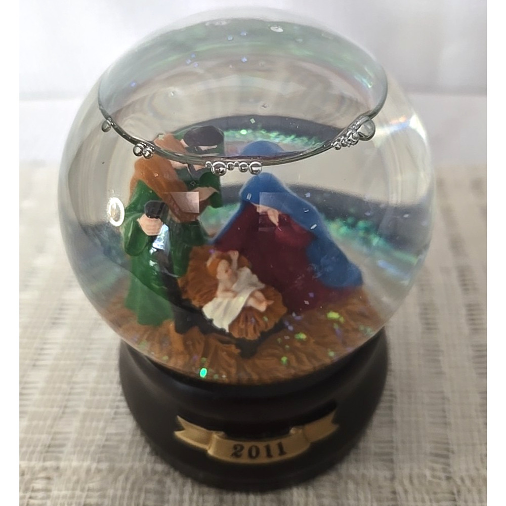 Threshold 2011 Nativity Scene Snow Globe Musical "Joy to the World" - Picture 2 of 9